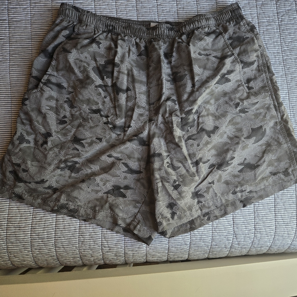 Columbia Men's Gray Camo Athletic Shorts
